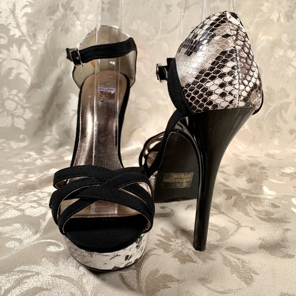 Qupid Black Leather Snake Print Sandals - Picture 2 of 3